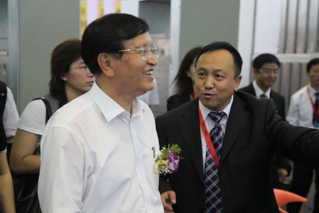 華德海特電器在2020年榮獲“中國開關(guān)柜 10頂級品牌”72.5千伏氫地理信息系統(tǒng)和碳地理信息系統(tǒng)獎，填補(bǔ)了國際空白