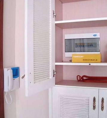 老電工把配電箱安裝在墻內(nèi)。曬太陽太聰明了。