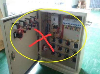 老電工把配電箱安裝在墻內(nèi)。曬太陽太聰明了。